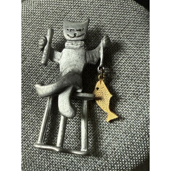 Cat Fish Fishing Brooch Silvertone Scarf Lapel Pin Whimsy Cottagecore - Picture 1 of 4